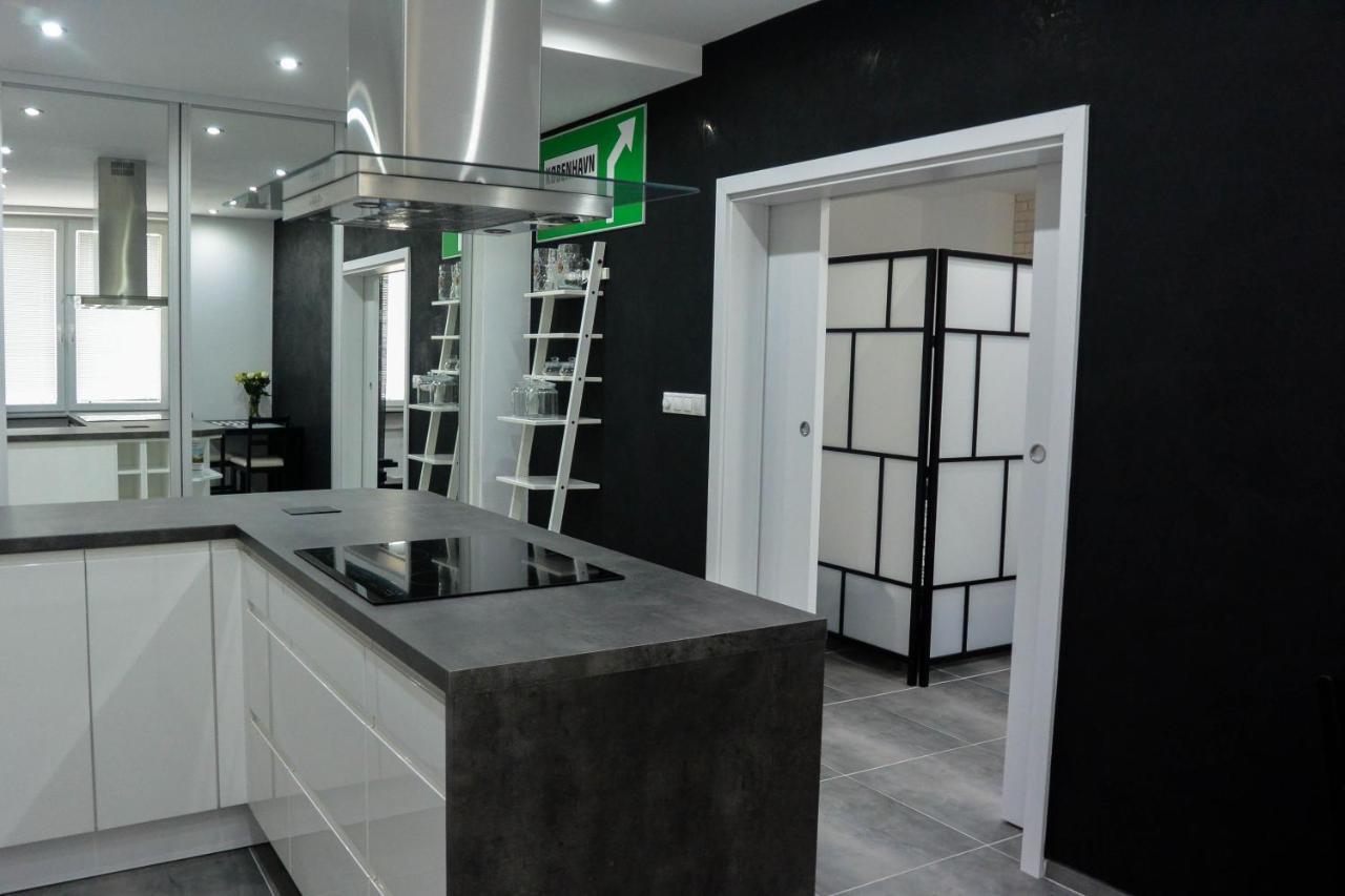 Rr Bus Station Apartment Bratislava Bagian luar foto