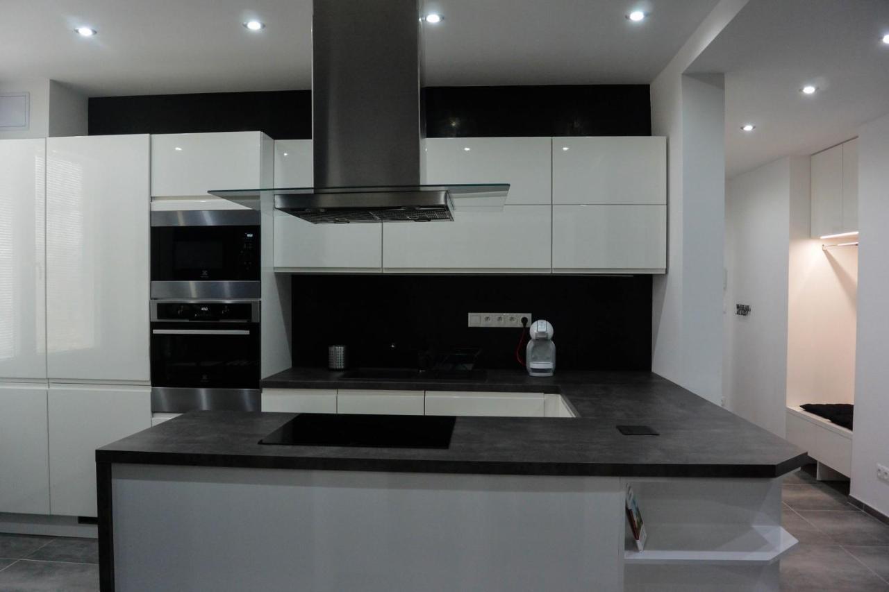 Rr Bus Station Apartment Bratislava Bagian luar foto